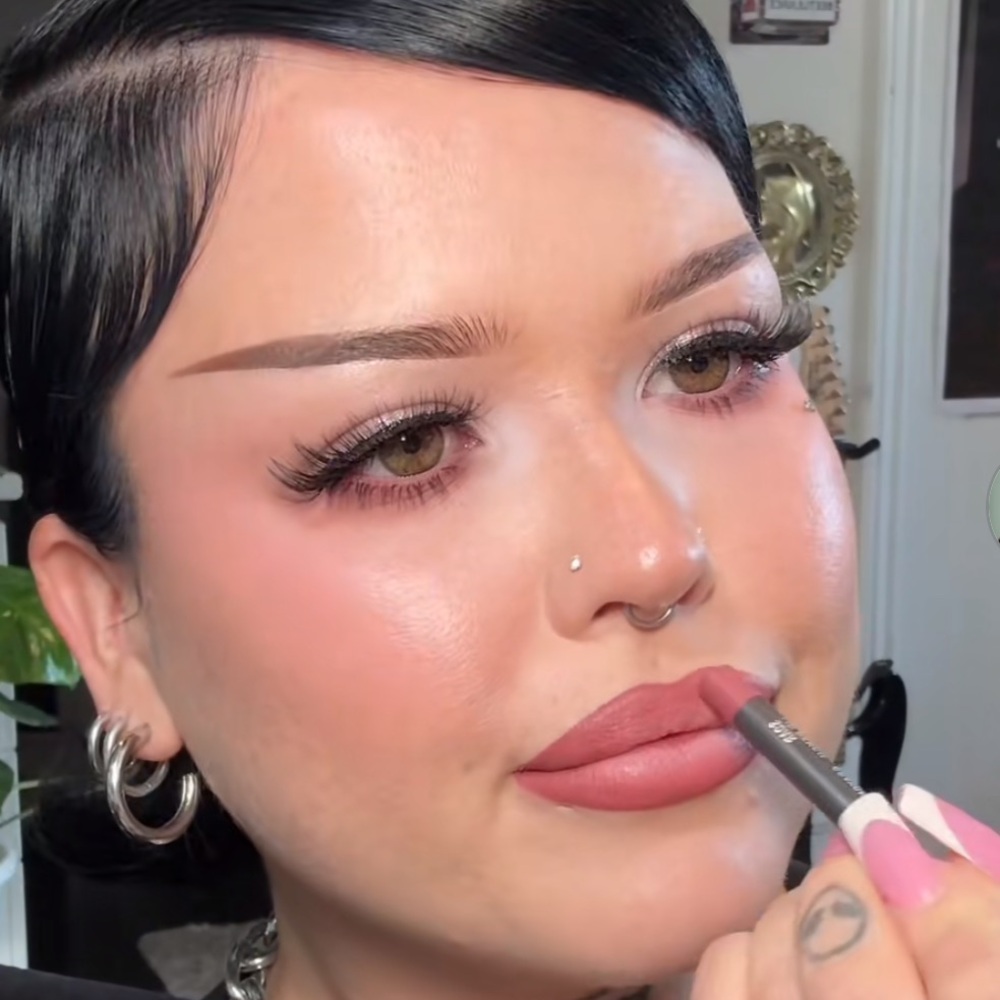 βοΈ SOAR a MAC LIP PENCIL. RETAIL $25. **NEW IN THE BOX. - Picture 9 of 14